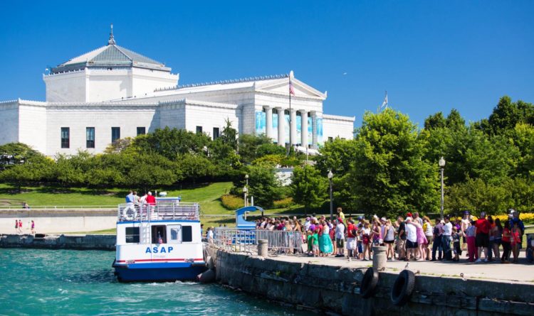 Crowd getting onto the Shoreline Sightseeing Water Taxi in Chicago IL