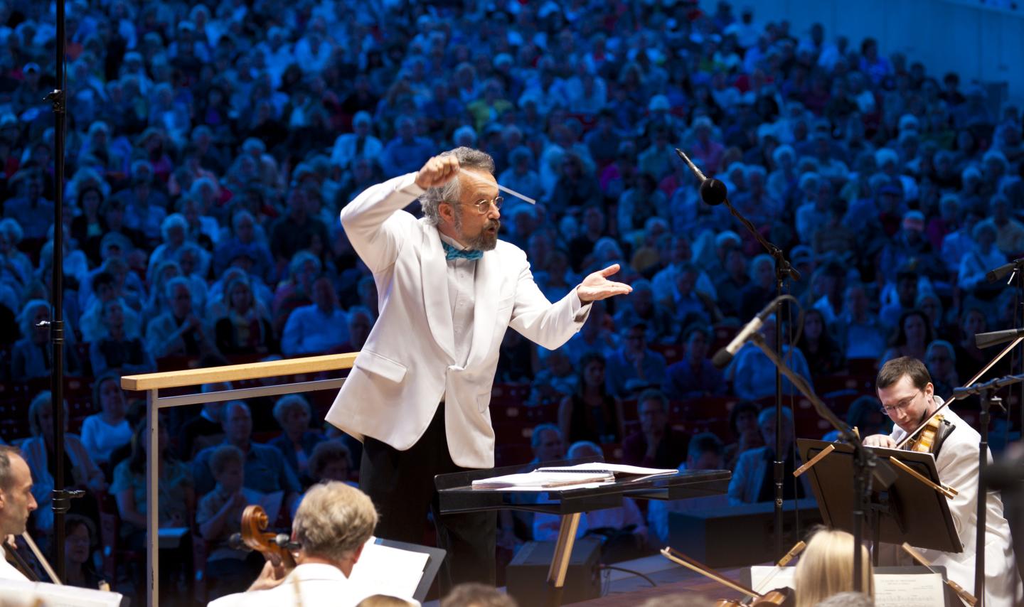 Carlos_Kalmar_Conducting_cr_Patrick_Pyszka_974663c5-80f6-4dcb-8203-668aad79980d