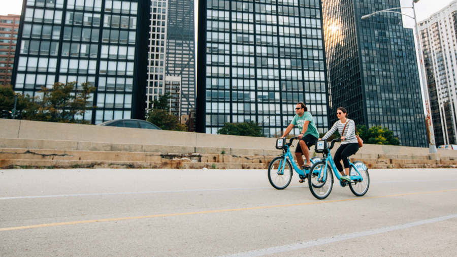 Couple biking lakeshore on Divvy bikes